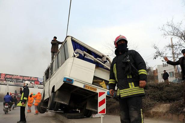 واژگونی مینی‌بوس در صدمتری مشهد+ تصویر