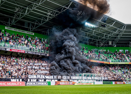 تماشاگرانِ عصبانی بازی آژاکس را به‌ هم زدند + فیلم و تصاویر