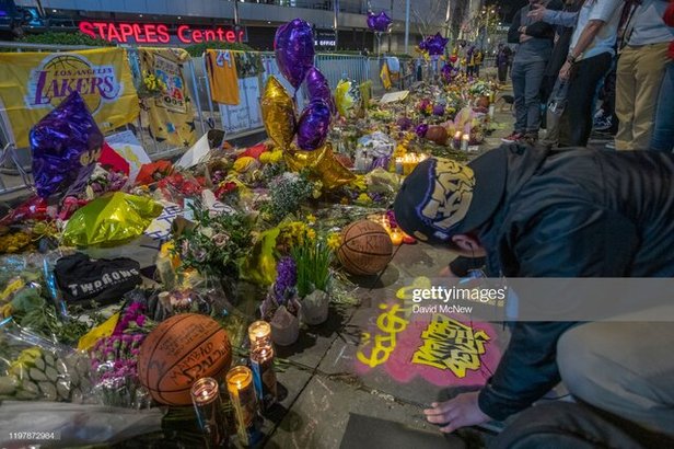 مراسم یادبود کوبی برایانت در استادیوم خانگی لوس‌آنجلس لیکرز+ویدئو