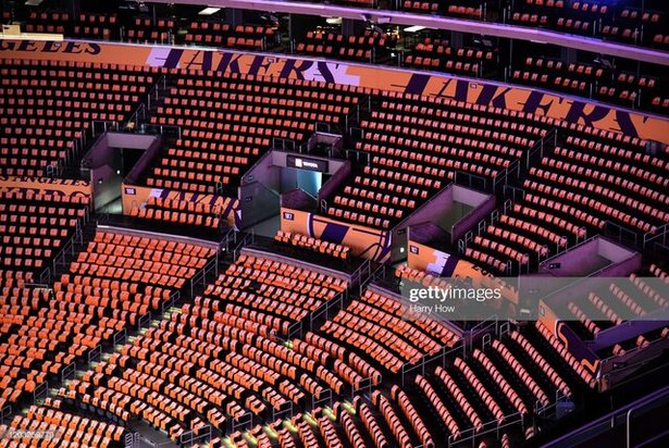 مراسم یادبود کوبی برایانت در استادیوم خانگی لوس‌آنجلس لیکرز+ویدئو