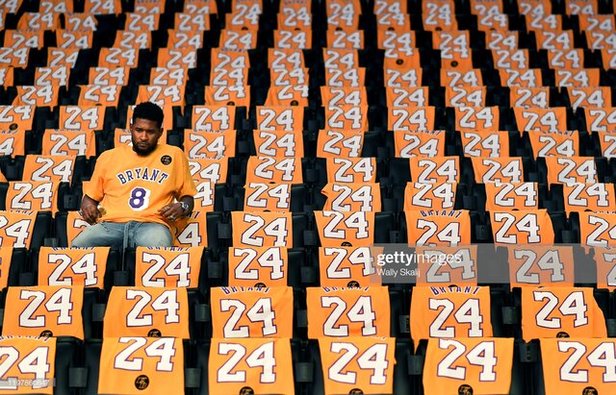 مراسم یادبود کوبی برایانت در استادیوم خانگی لوس‌آنجلس لیکرز+ویدئو