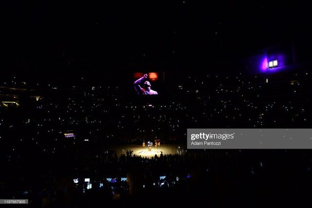 مراسم یادبود کوبی برایانت در استادیوم خانگی لوس‌آنجلس لیکرز+ویدئو