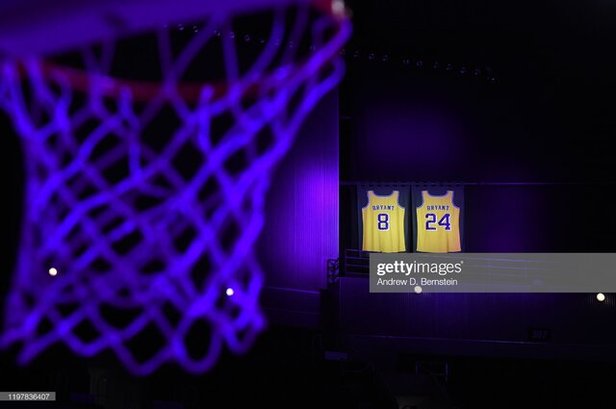 مراسم یادبود کوبی برایانت در استادیوم خانگی لوس‌آنجلس لیکرز+ویدئو