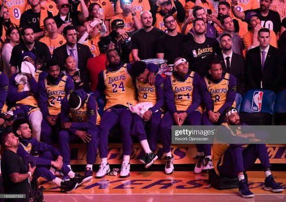 مراسم یادبود کوبی برایانت در استادیوم خانگی لوس‌آنجلس لیکرز+ویدئو