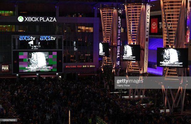 مراسم یادبود کوبی برایانت در استادیوم خانگی لوس‌آنجلس لیکرز+ویدئو