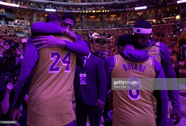 مراسم یادبود کوبی برایانت در استادیوم خانگی لوس‌آنجلس لیکرز+ویدئو