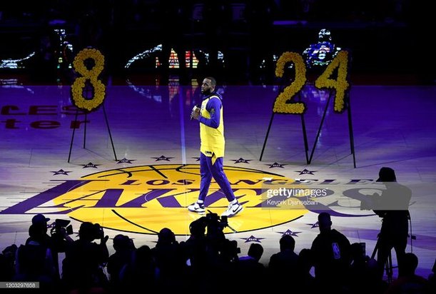 مراسم یادبود کوبی برایانت در استادیوم خانگی لوس‌آنجلس لیکرز+ویدئو