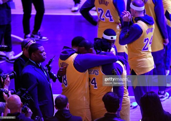 مراسم یادبود کوبی برایانت در استادیوم خانگی لوس‌آنجلس لیکرز+ویدئو