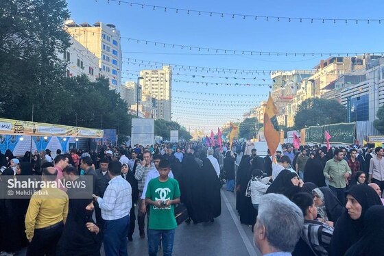 جشن ۲.۵ کیلومتری مشهدی‌ها در سالروز ولادت امام مهربانی‌ها | «خوشا ملکی که سلطانش تو باشی» + فیلم و تصاویر