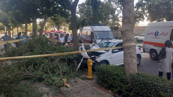 برخورد وحشتناک ۲۰۷ با درخت در خیابان اخوان ثالث مشهد ۵ نفر را راهی بیمارستان کرد+ عکس