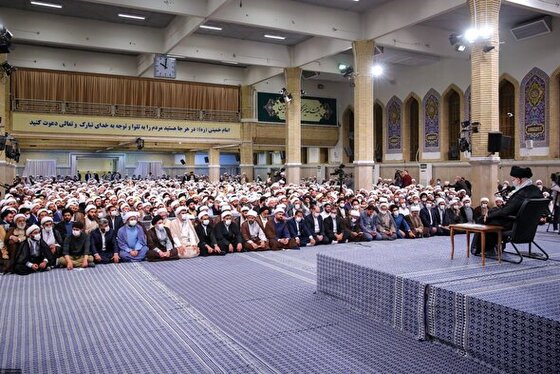 رهبر معظم انقلاب: در مقابل شمشیر‌های خون‌ریز تبلیغات دشمنان، تبلیغ را اولویت اول بدانیم | غفلت از تبلیغ ما را دچار استحاله فرهنگی می‌کند + فیلم و عکس
