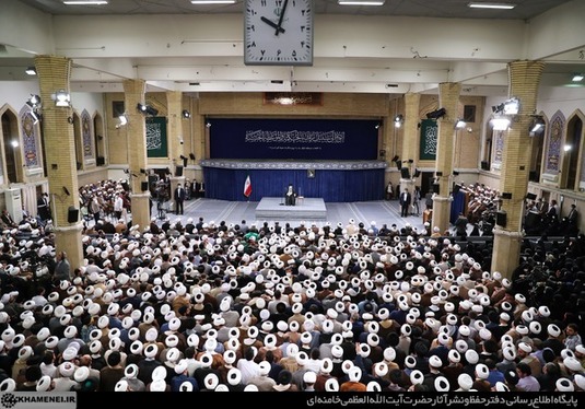 رهبر معظم انقلاب: در مقابل شمشیر‌های خون‌ریز تبلیغات دشمنان، تبلیغ را اولویت اول بدانیم | غفلت از تبلیغ ما را دچار استحاله فرهنگی می‌کند + فیلم و عکس