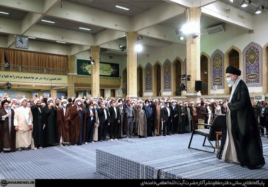 رهبر معظم انقلاب: در مقابل شمشیر‌های خون‌ریز تبلیغات دشمنان، تبلیغ را اولویت اول بدانیم | غفلت از تبلیغ ما را دچار استحاله فرهنگی می‌کند + فیلم و عکس