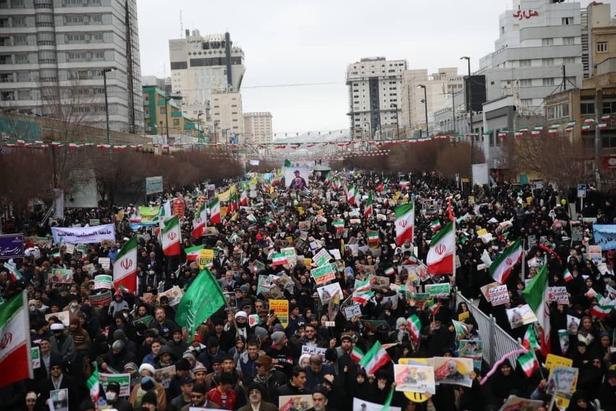 آغاز چهل و یکمین حضور پرشور مردم انقلابی مشهد در راهپیمایی ۲۲ بهمن
