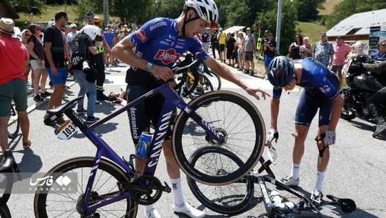 سلفی، مسابقات دوچرخه‌سواری توردوفرانس را به‌هم ریخت + فیلم و عکس