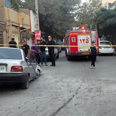 سقوط تیرچه‌های بتنی از روی جرثقیل در خیابان قرنی مشهد دردسرساز شد + تصاویر