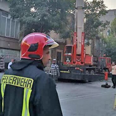 سقوط تیرچه‌های بتنی از روی جرثقیل در خیابان قرنی مشهد دردسرساز شد + تصاویر