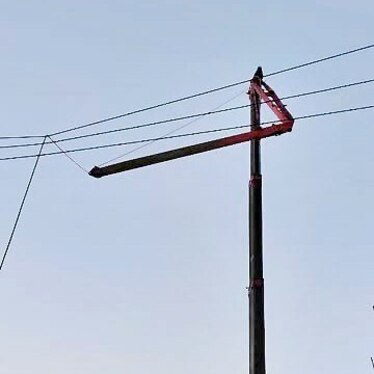 سقوط تیرچه‌های بتنی از روی جرثقیل در خیابان قرنی مشهد دردسرساز شد + تصاویر