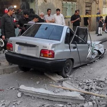 سقوط تیرچه‌های بتنی از روی جرثقیل در خیابان قرنی مشهد دردسرساز شد + تصاویر