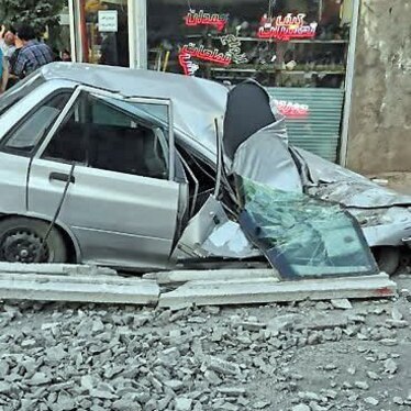 سقوط تیرچه‌های بتنی از روی جرثقیل در خیابان قرنی مشهد دردسرساز شد + تصاویر