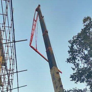 سقوط تیرچه‌های بتنی از روی جرثقیل در خیابان قرنی مشهد دردسرساز شد + تصاویر