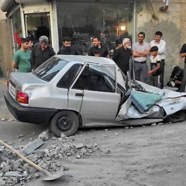 سقوط تیرچه‌های بتنی از روی جرثقیل در خیابان قرنی مشهد دردسرساز شد + تصاویر