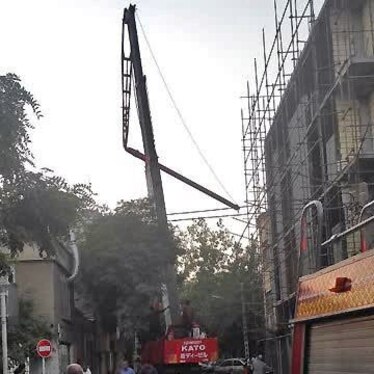 سقوط تیرچه‌های بتنی از روی جرثقیل در خیابان قرنی مشهد دردسرساز شد + تصاویر