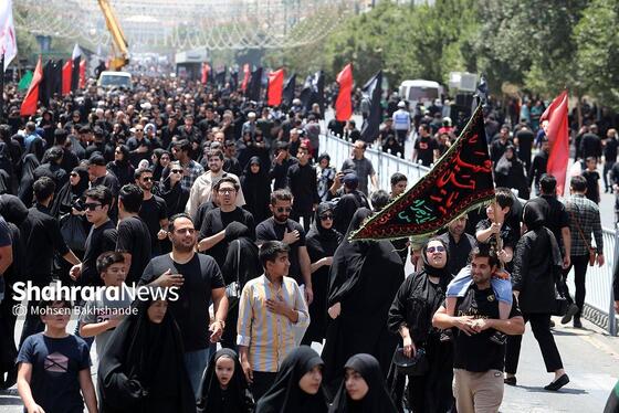 عکس| عزاداری زائران حرم مطهر رضوی در ظهر عاشورا