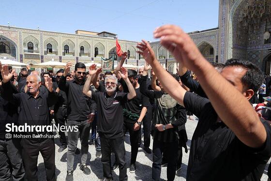 عکس| عزاداری زائران حرم مطهر رضوی در ظهر عاشورا