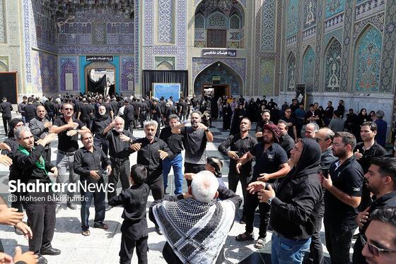 عکس| عزاداری زائران حرم مطهر رضوی در ظهر عاشورا