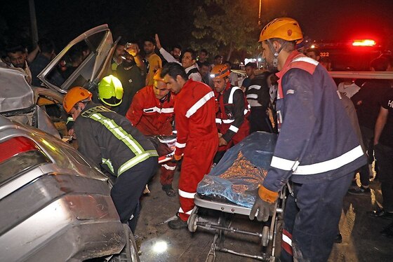 امدادرسانی آتش‌نشانان به ۳ خانم مجروح و محبوس در سانحه شدید رانندگی بولوار وکیل‌آباد مشهد + تصاویر