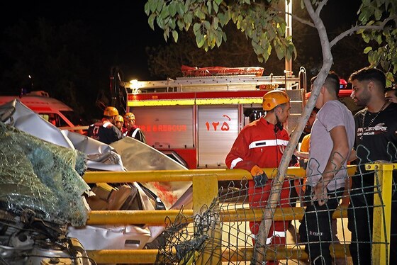 امدادرسانی آتش‌نشانان به ۳ خانم مجروح و محبوس در سانحه شدید رانندگی بولوار وکیل‌آباد مشهد + تصاویر