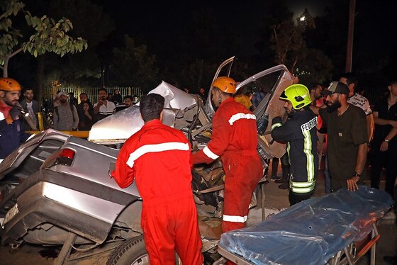 امدادرسانی آتش‌نشانان به ۳ خانم مجروح و محبوس در سانحه شدید رانندگی بولوار وکیل‌آباد مشهد + تصاویر