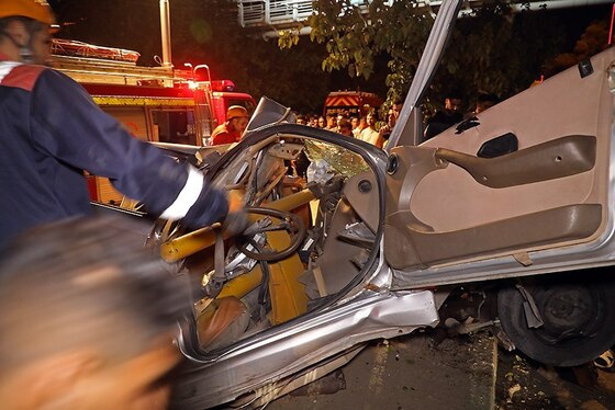 امدادرسانی آتش‌نشانان به ۳ خانم مجروح و محبوس در سانحه شدید رانندگی بولوار وکیل‌آباد مشهد + تصاویر