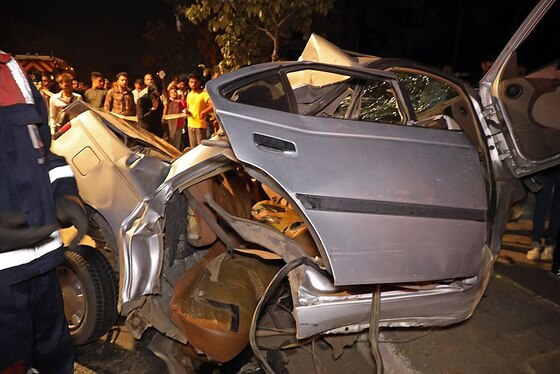 امدادرسانی آتش‌نشانان به ۳ خانم مجروح و محبوس در سانحه شدید رانندگی بولوار وکیل‌آباد مشهد + تصاویر