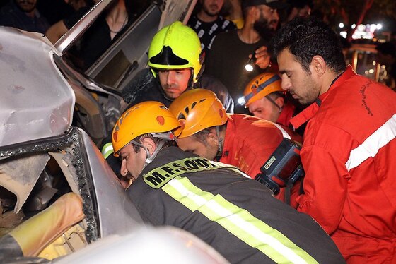 امدادرسانی آتش‌نشانان به ۳ خانم مجروح و محبوس در سانحه شدید رانندگی بولوار وکیل‌آباد مشهد + تصاویر