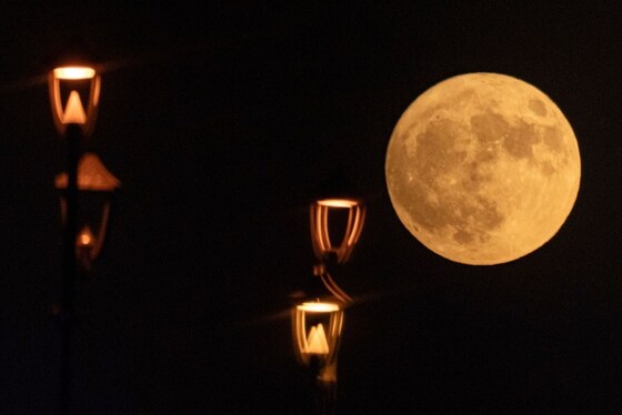 تصاویری از ابرماه کامل شب گذشته در سراسر دنیا (۱۱ مرداد ۱۴۰۲)