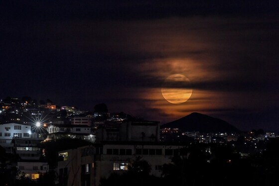 تصاویری از ابرماه کامل شب گذشته در سراسر دنیا (۱۱ مرداد ۱۴۰۲)