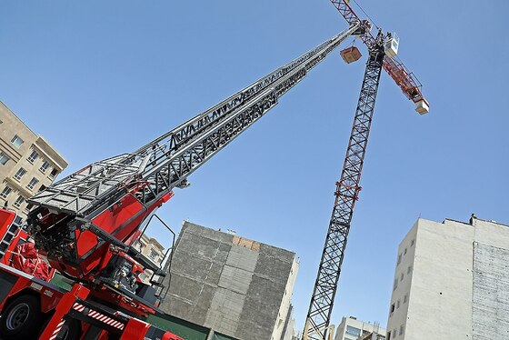 عملیات نجات آتش‌نشانان مشهدی در ارتفاع | گرفتاری کارگر در باکس فلزی جرثقیل + تصاویر