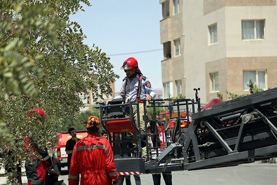 عملیات نجات آتش‌نشانان مشهدی در ارتفاع | گرفتاری کارگر در باکس فلزی جرثقیل + تصاویر