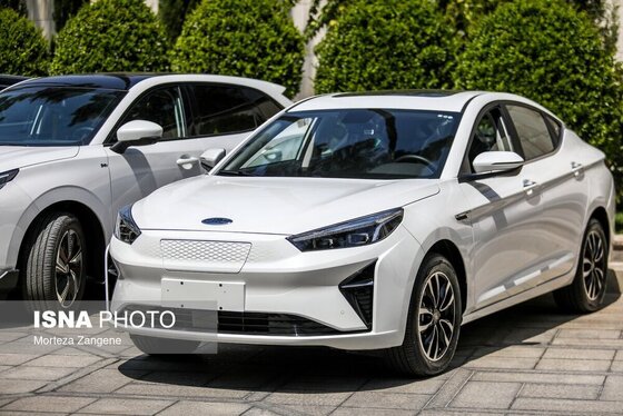 رانندگی رئیس جمهور با خودروی تارا برقی + فیلم و تصاویر