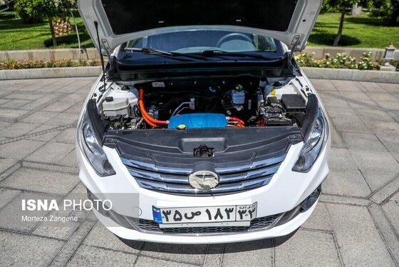 رانندگی رئیس جمهور با خودروی تارا برقی + فیلم و تصاویر