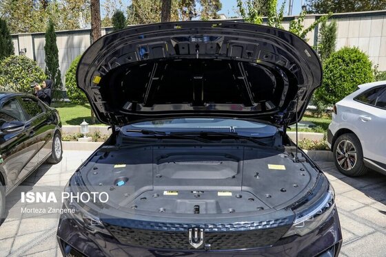 رانندگی رئیس جمهور با خودروی تارا برقی + فیلم و تصاویر