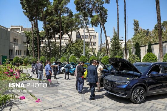 رانندگی رئیس جمهور با خودروی تارا برقی + فیلم و تصاویر