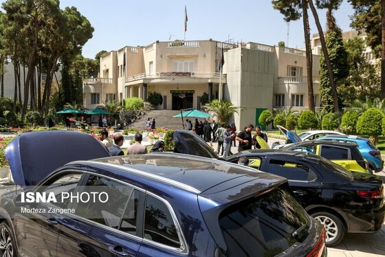 رانندگی رئیس جمهور با خودروی تارا برقی + فیلم و تصاویر