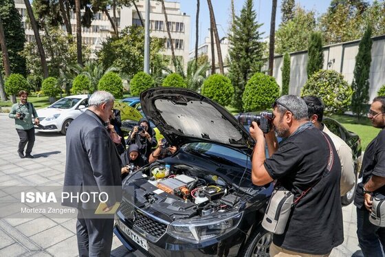 رانندگی رئیس جمهور با خودروی تارا برقی + فیلم و تصاویر