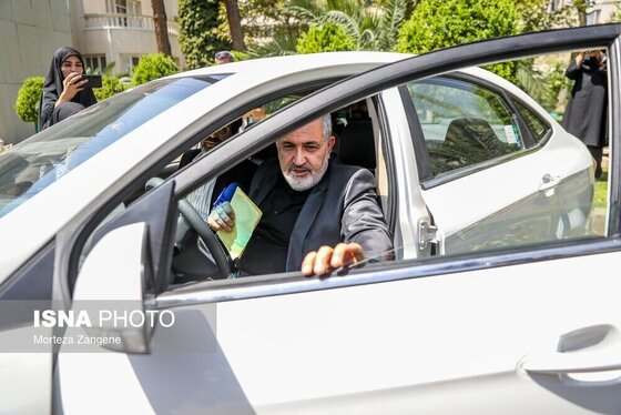 رانندگی رئیس جمهور با خودروی تارا برقی + فیلم و تصاویر