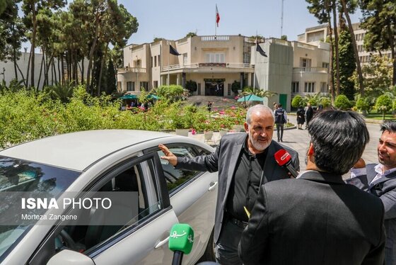 رانندگی رئیس جمهور با خودروی تارا برقی + فیلم و تصاویر