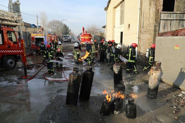آتش‌سوزی کارخانه تولید «فوم‌های پلی اتیلن» مهار شد+عکس