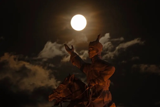 تصاویری زیبا از «ابرماه آبی» شب گذشته در سراسر دنیا